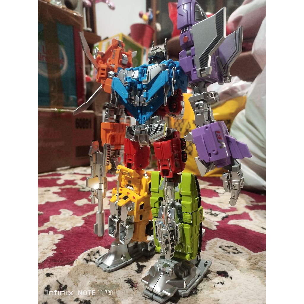 Transformers Yuexing Bruticus V2