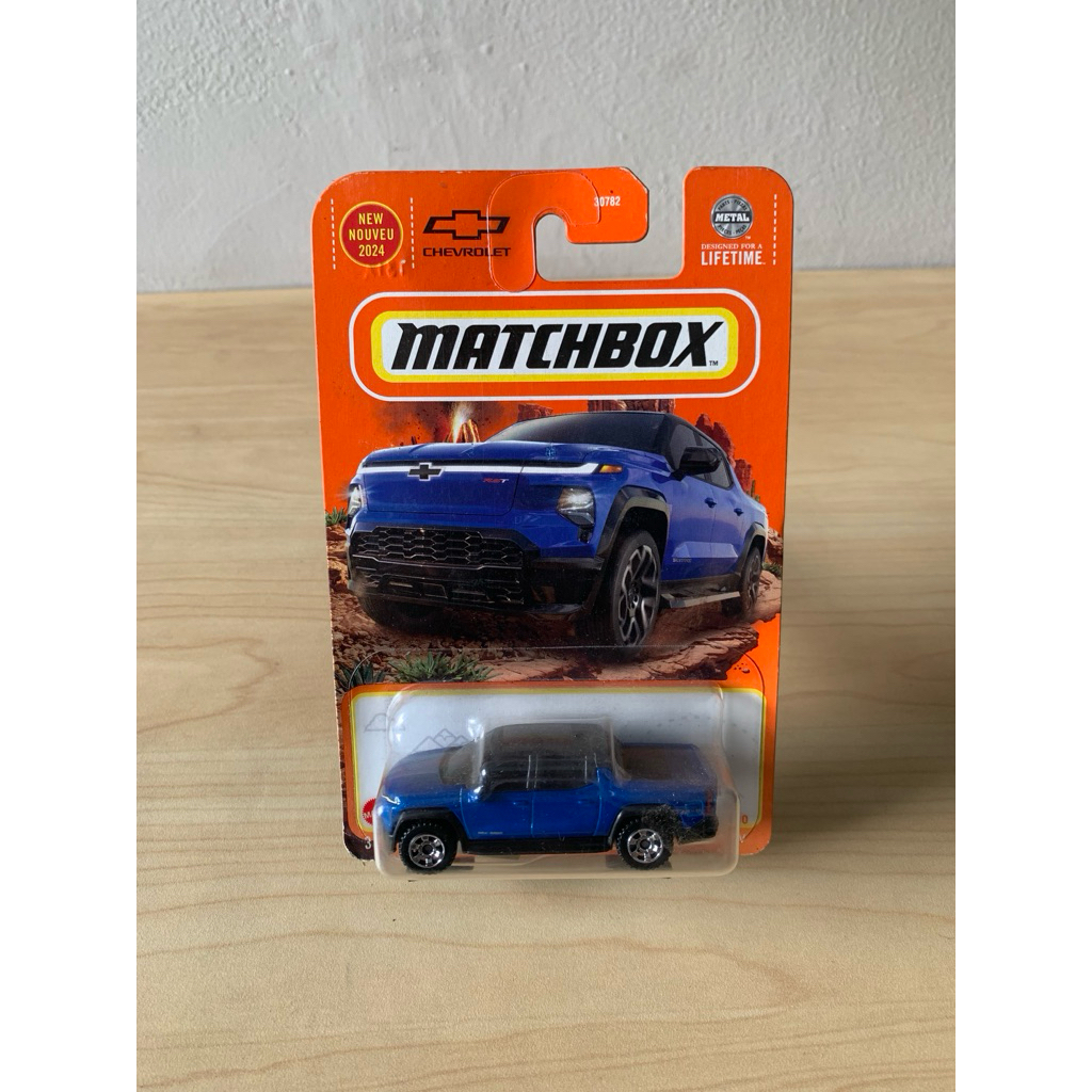 matchbox 2024 chevy silverado biru