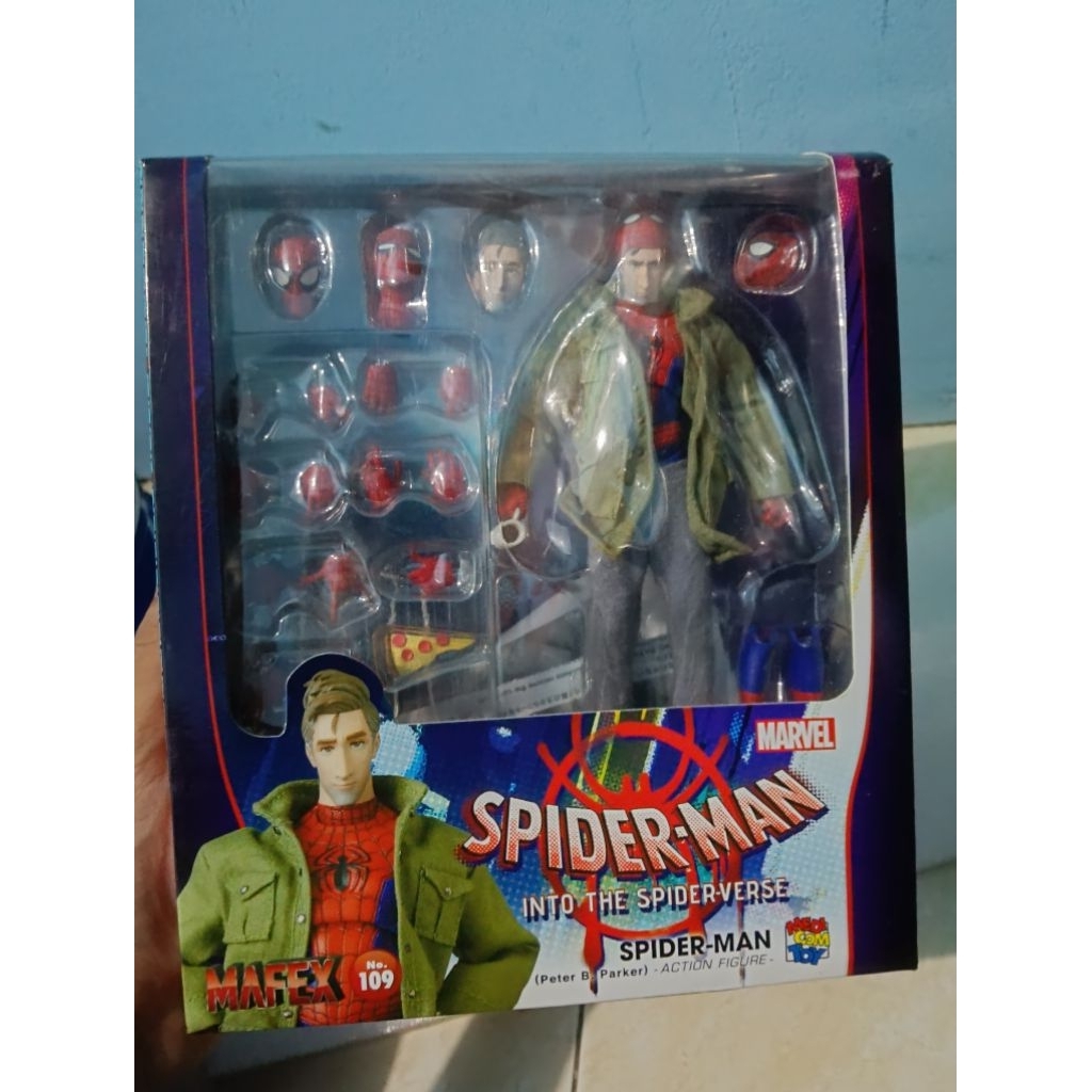 Mafex Spiderman peter b parker