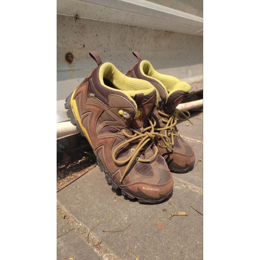 Sepatu gunung Blackyak