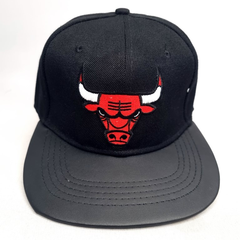 Bulls_Topi Snapback Hitam logo Merah Visor Kulit