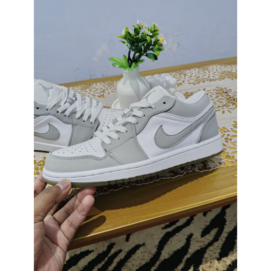 sepatu air Jordan 1 low wolf grey