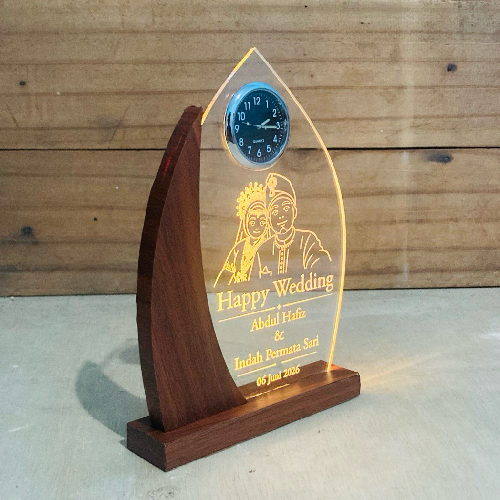 Hadiah Pernikahann Custom Akrilik Plus Lampu LED custom karakter nya pakai foto