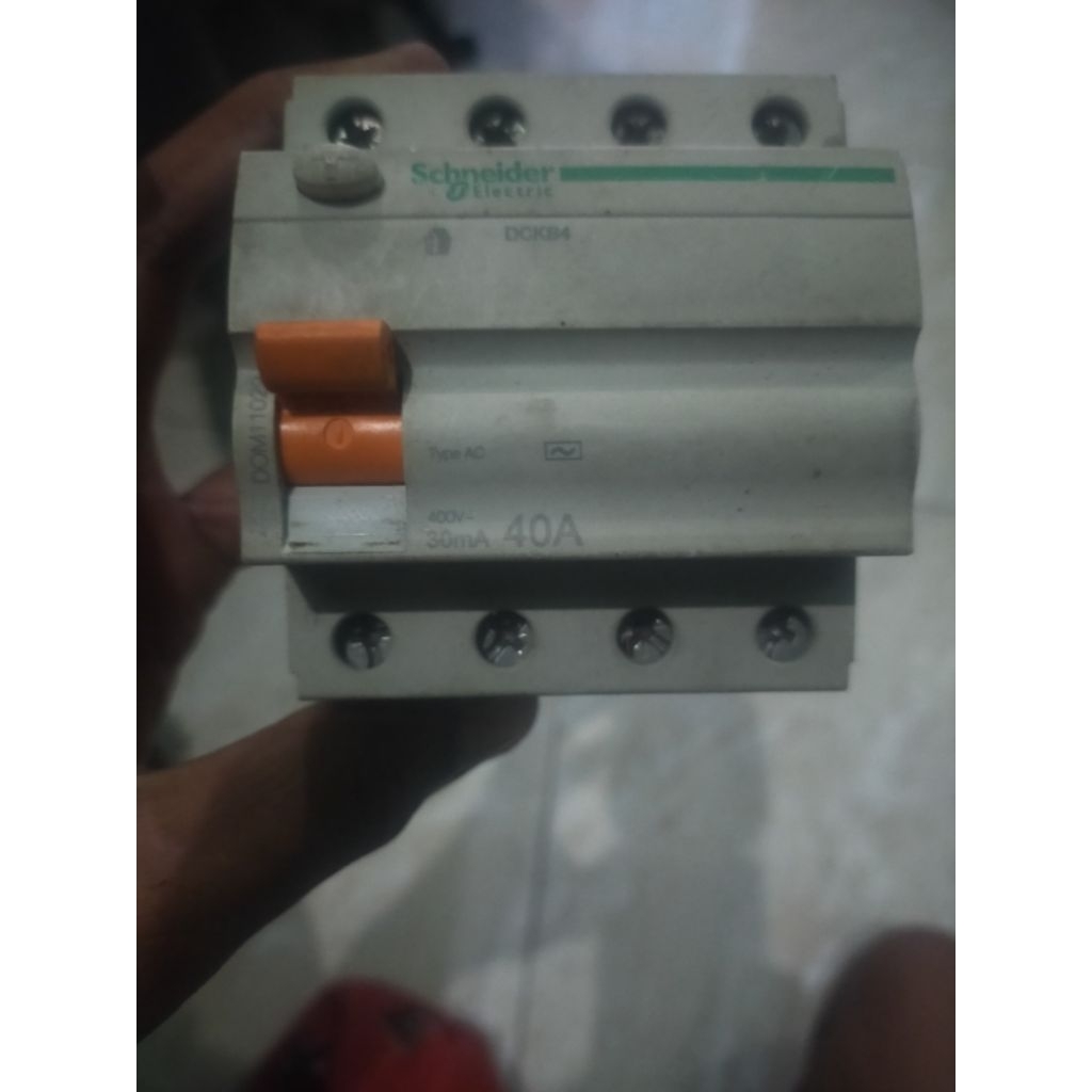 RCCB ELCB SCHNEIDER DOMAE 4p 40a
