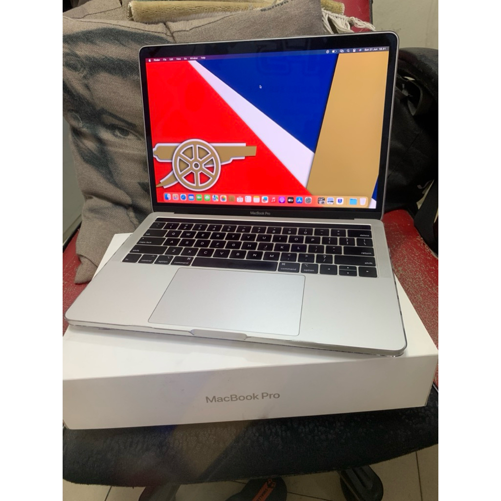 Macbook PRO 2019  touchbar13inc silver 8/256 iBox/lengkap