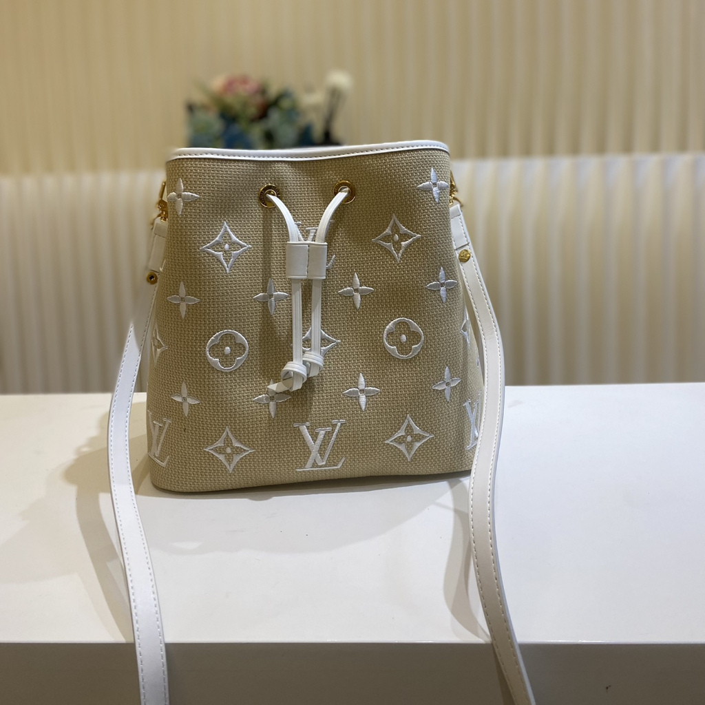 Preloved Louis Vuitton By The Pool Néonoé MM M23080 ini merupakan model terbaru dengan desain anyama