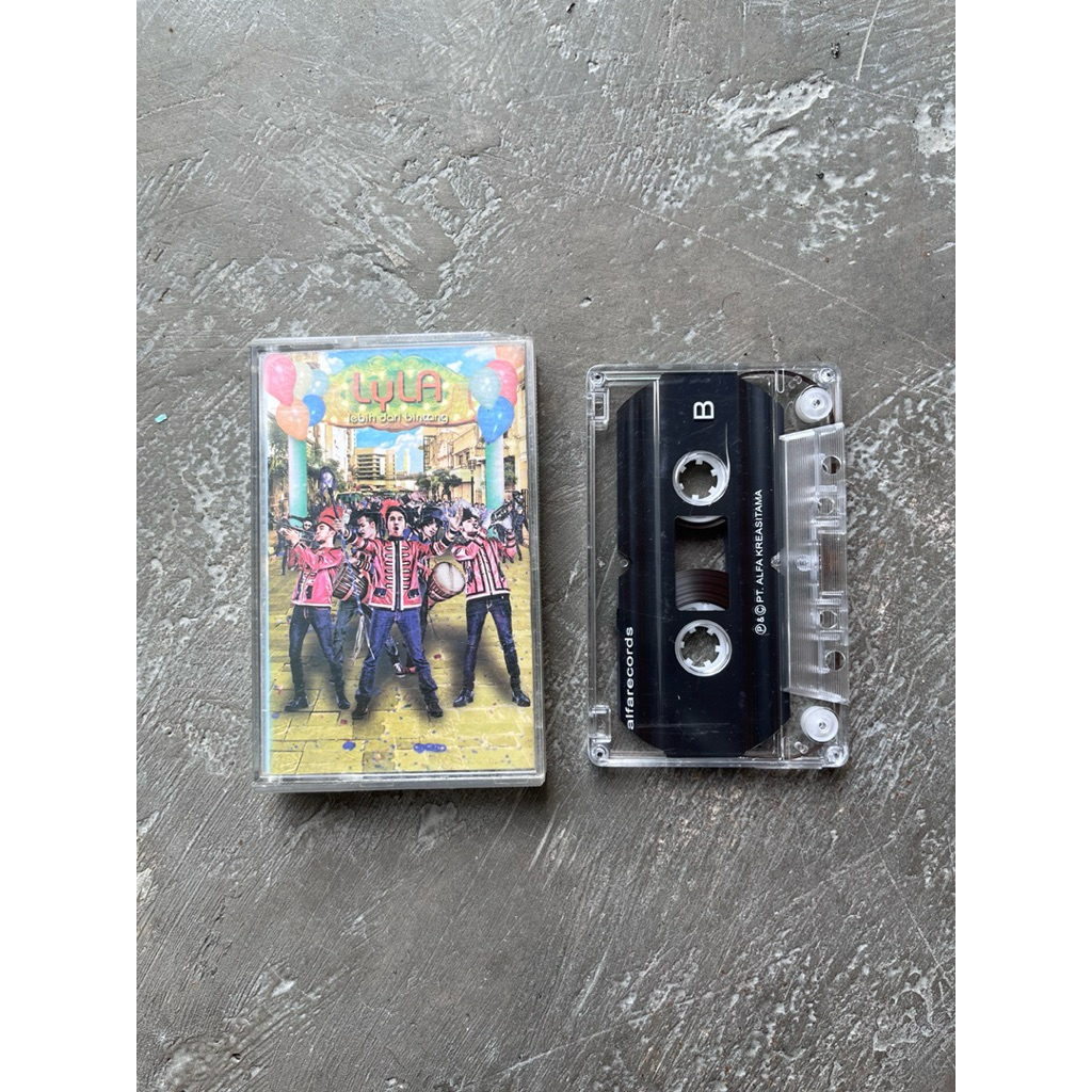 KASET TAPE LYLA LEBIH DARI BINTANG