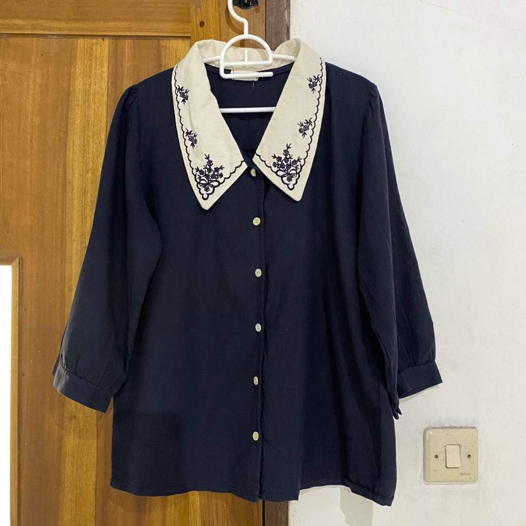 (PRELOVED) Blouse Embroidery Colar Navy Kemeja