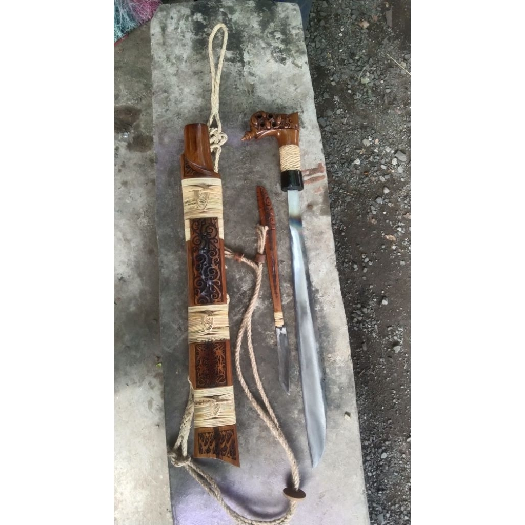 Mandau motif hulu kenohong dari kayu Ulin full ukir