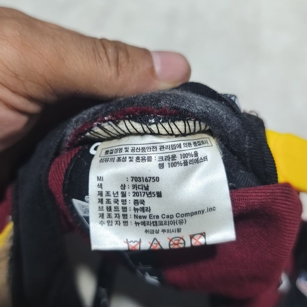 Topi snapback pria Cavaliers merah kuning