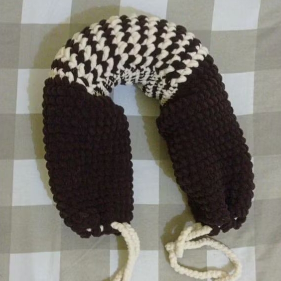 Bantal Travel Rajut