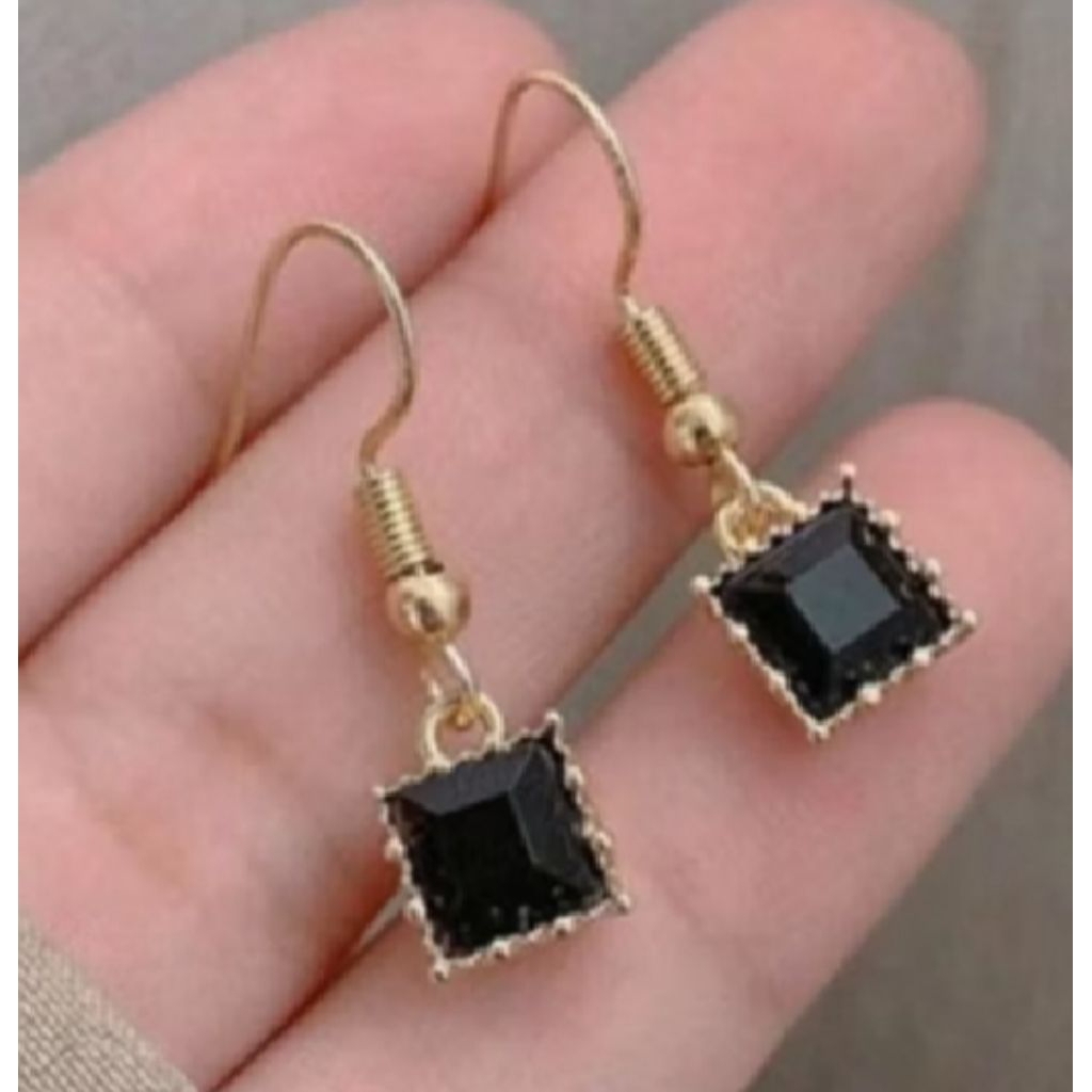 anting kotak hitam