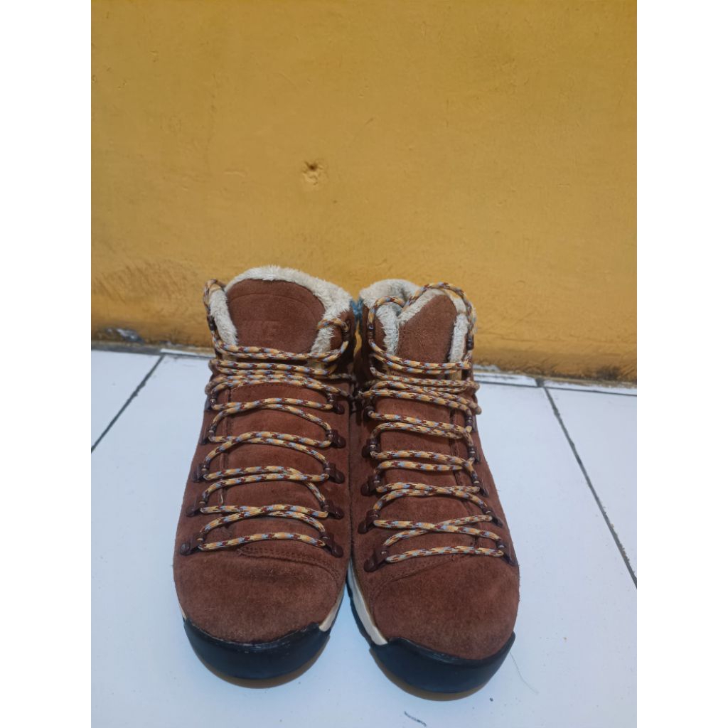 sepatu second acg 42