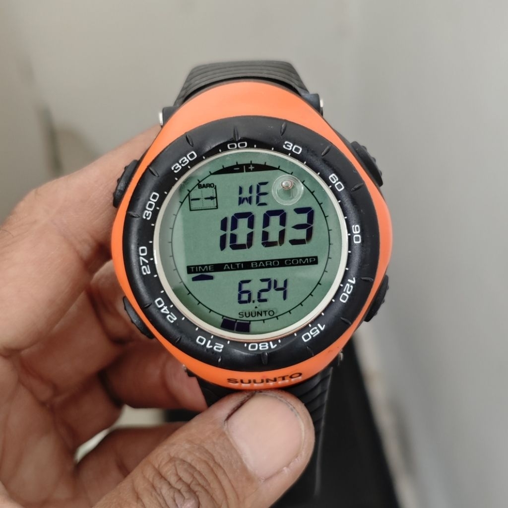 SUUNTO VECTOR ORANGE ALTIMETER BAROMETER COMPASS RARE COLOR