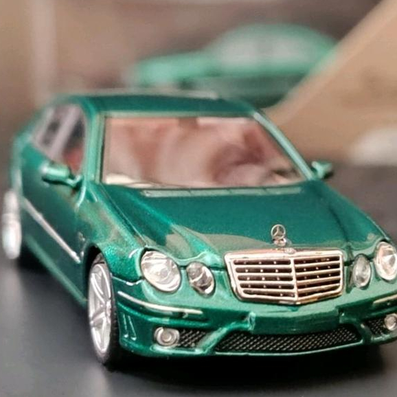 Diecast 1:64 Mercedes Benz E83 W211 British Green [Segel] Kingmodels