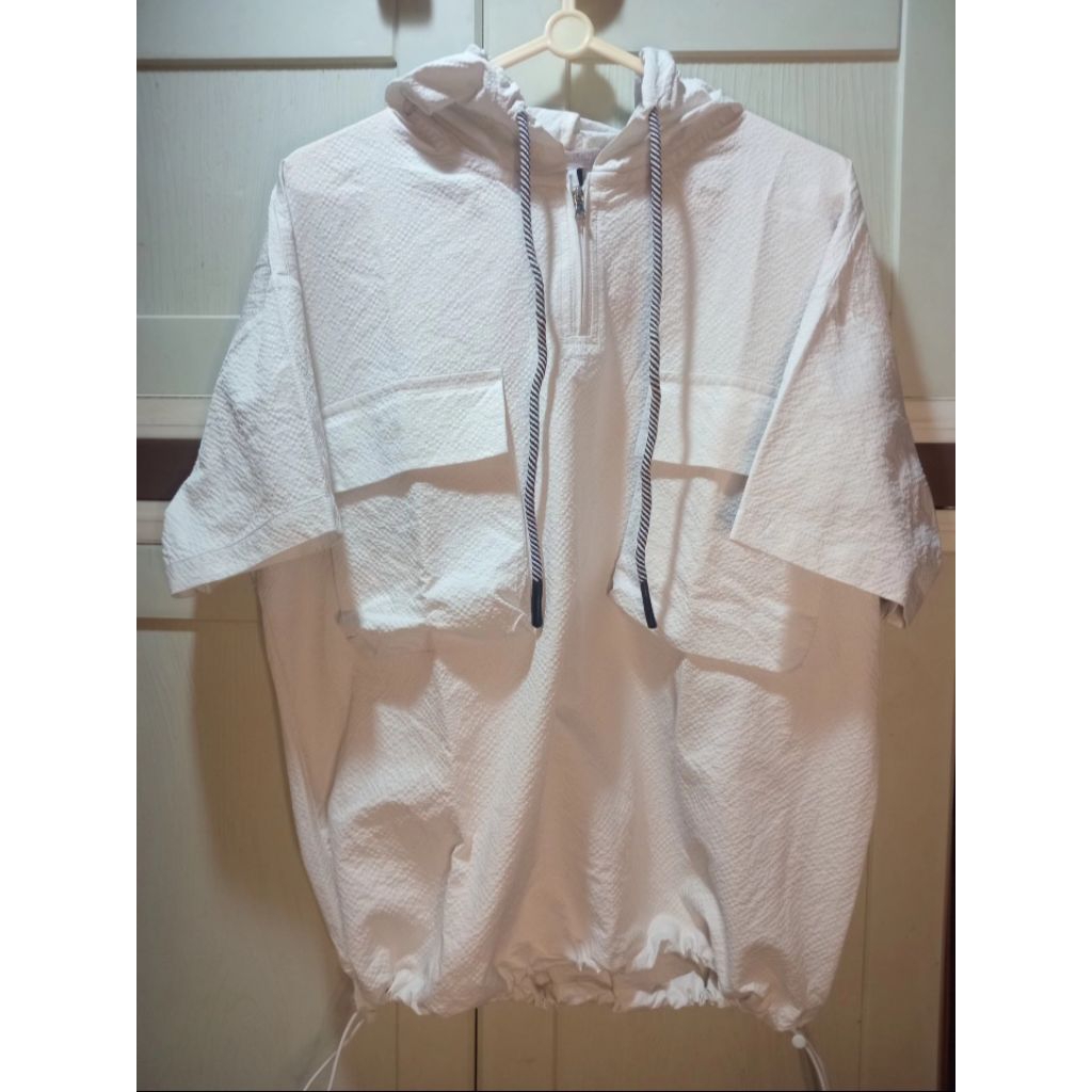Hoodie Putih Lengan Pendek (half-zip)