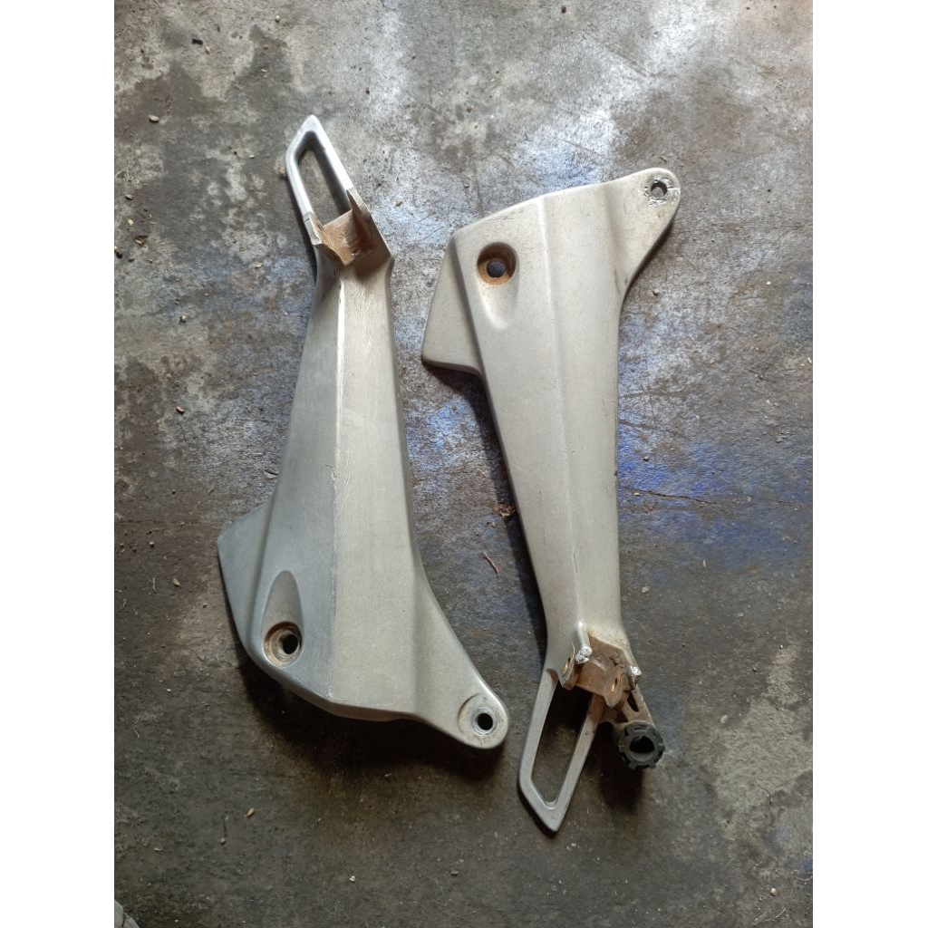 POSTEP FOOSTEP KARISMA 125 PIJAKAN KAKI KARISMA X125D ORIGINAL