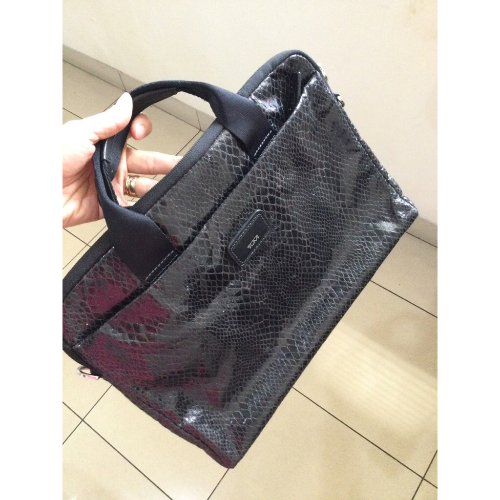 Tas Laptop atau ipad tumi