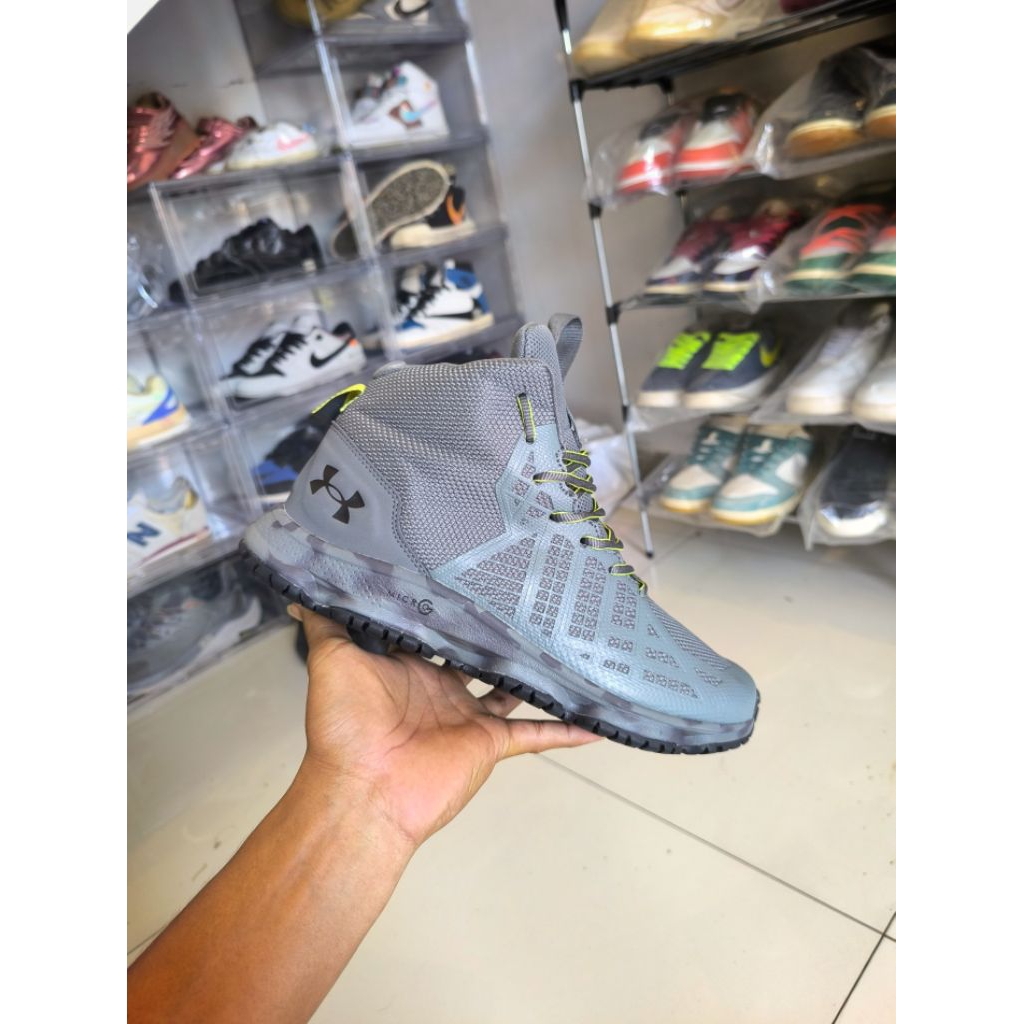 sepatu outdoor Under Armor (size.43)