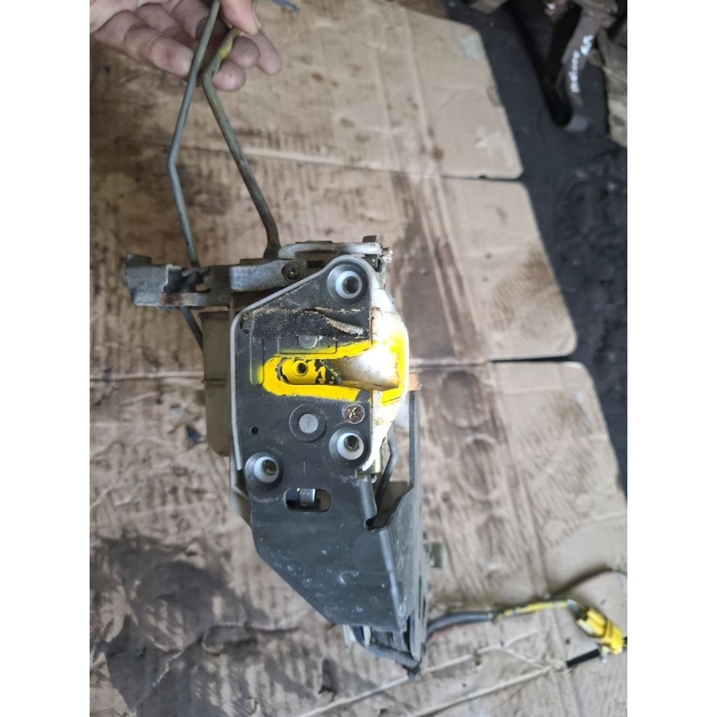 doorlock kunci pintu depan kiri baleno next G 2003-2007 aerio