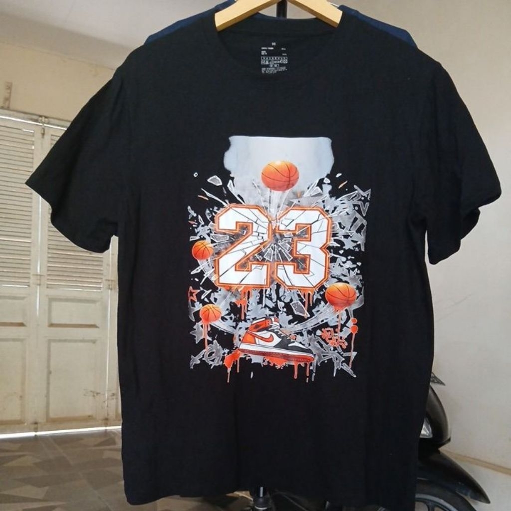 Kaos oblong bahan katun warna hitam pekat kerah kencang built up tanpa jahitan samping NIKE second O