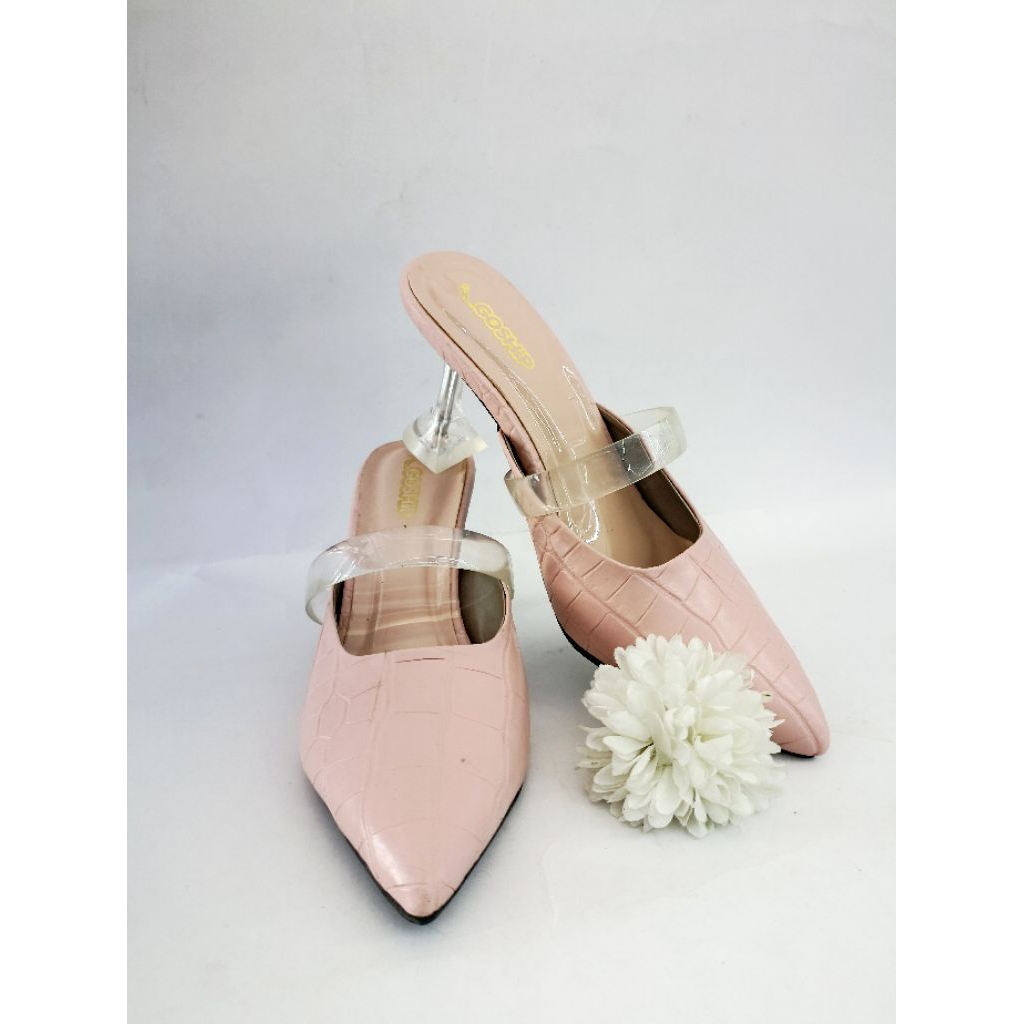 sepatu mules heels wanita bermerek Goship dengan warna merah muda bahan kulit buaya aesthetic elegan