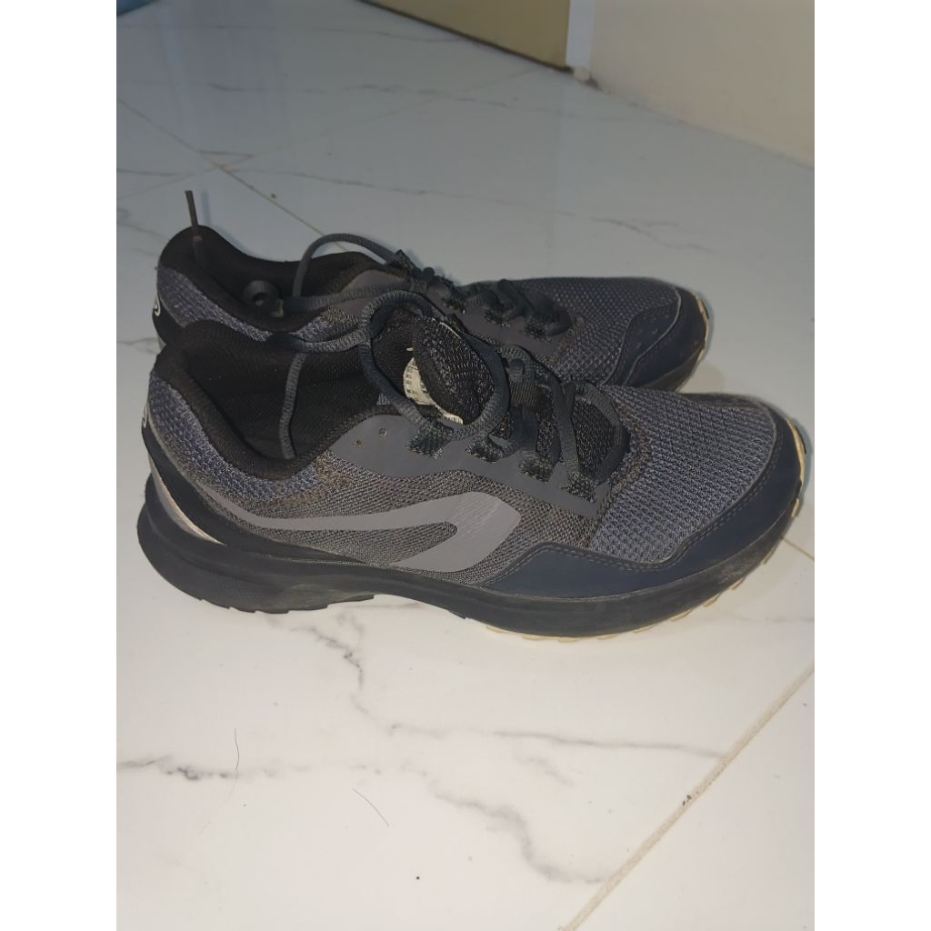 (2nd) Sepatu lari merek kalenji