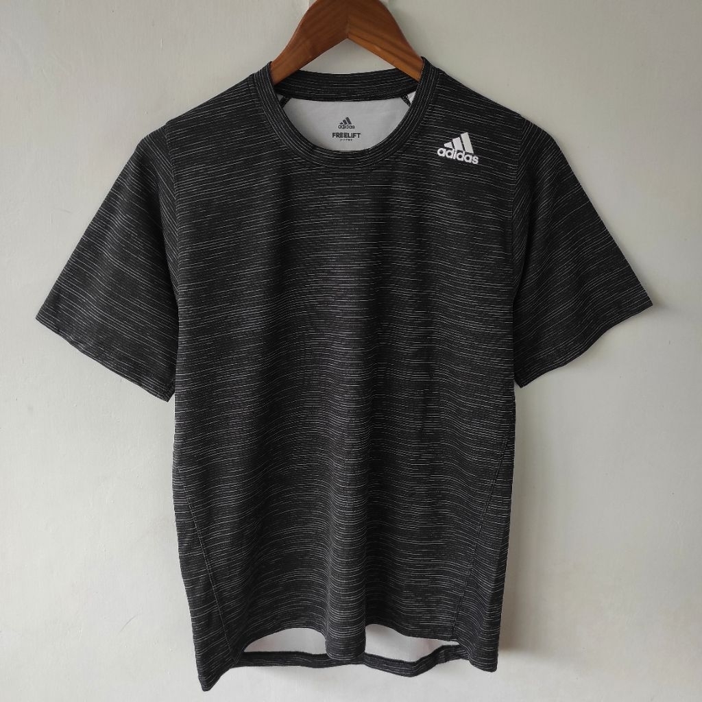 JERSEY ADIDAS FREELIFT TECH FITTED STRIPED PRELOVED