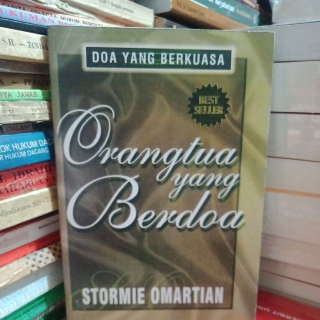 ORANG TUA YANG BERDOA BY STORMIE OMARTIAN
