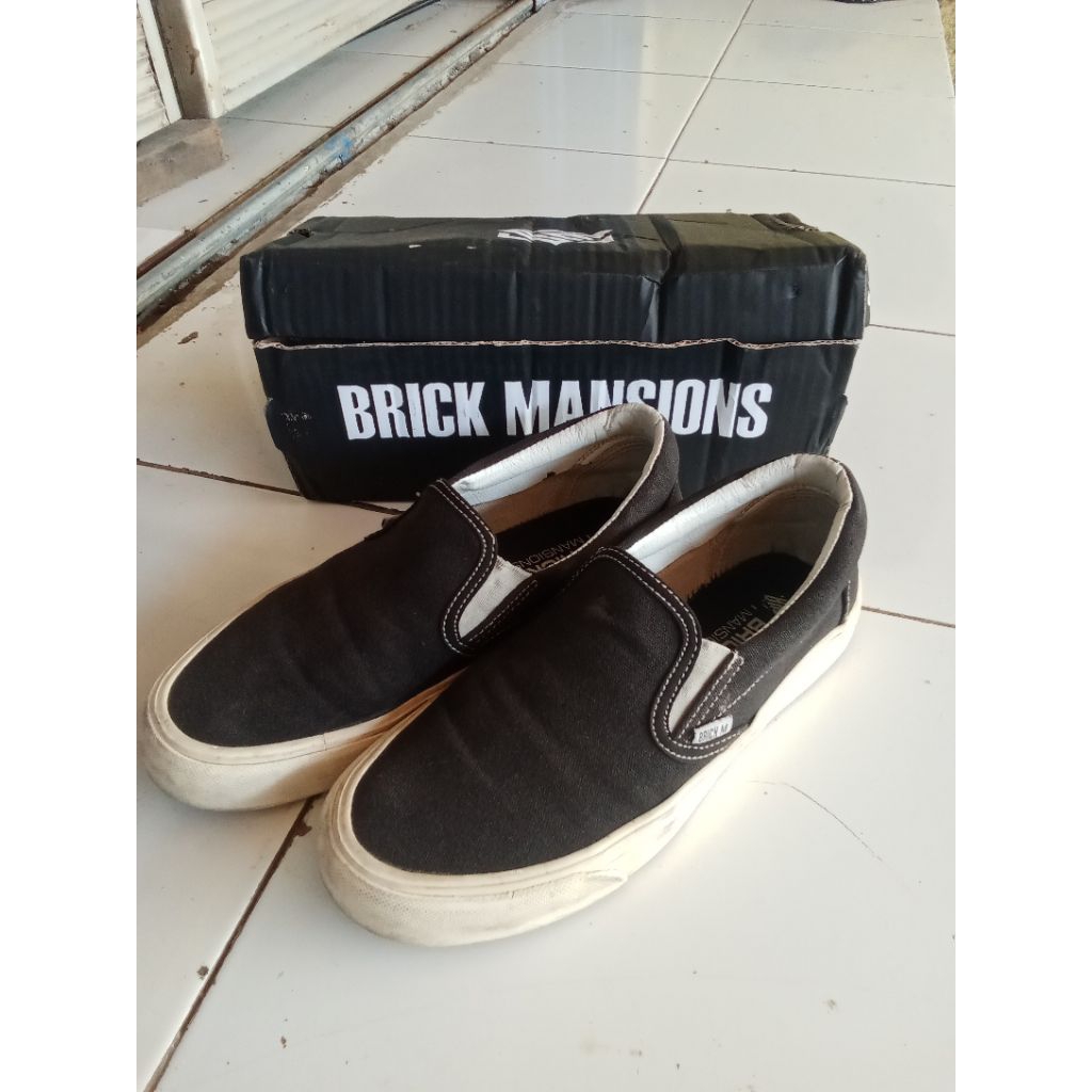 Sepatu Slip-on Slipon Fullblack Black White Brick Mansion