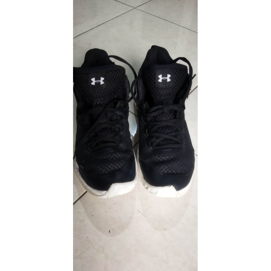 Sepatu Basket Under Armor Jet Mid Black size 40,5