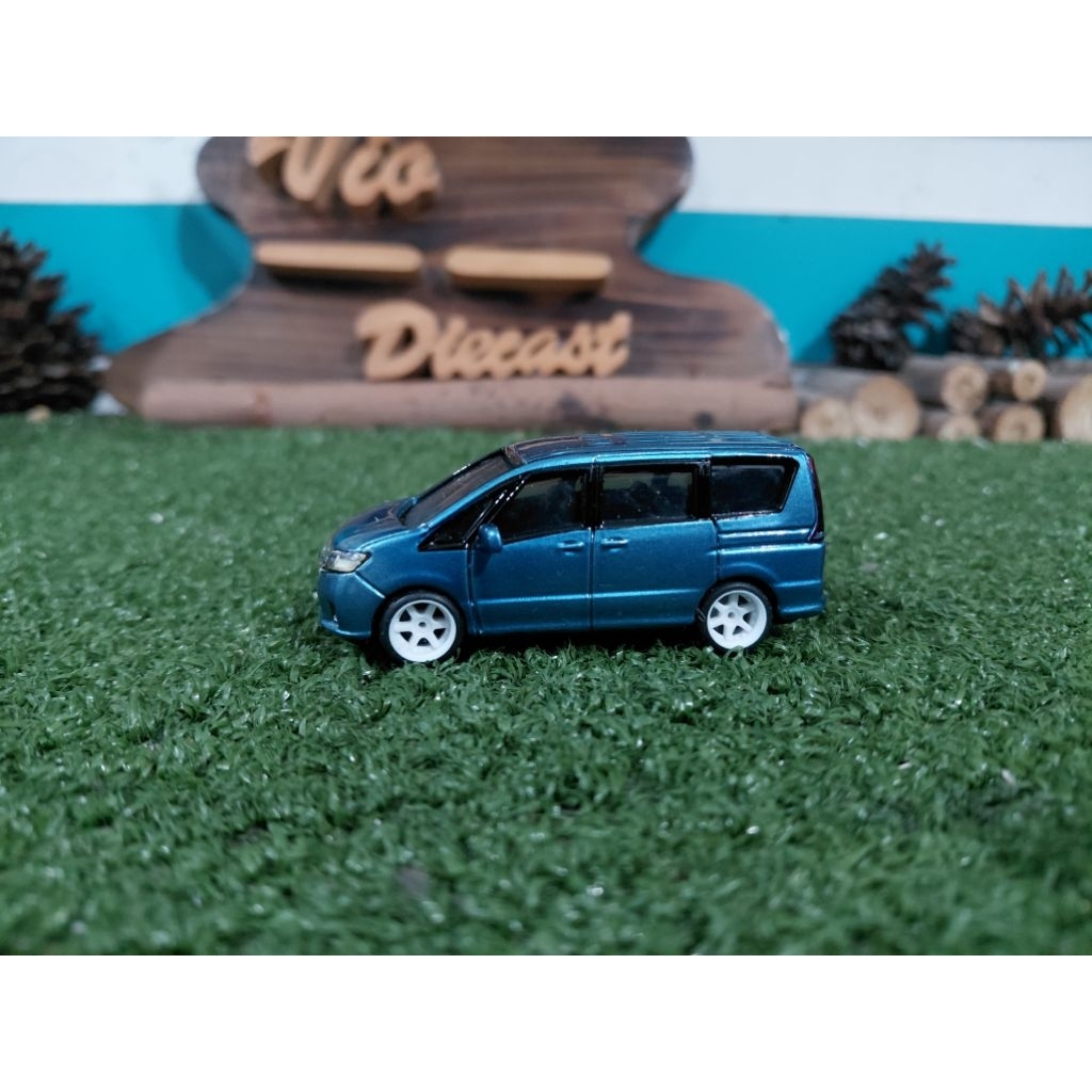 Diecast Miniatur Nissan Serena C26 biru metalik skala 1:64