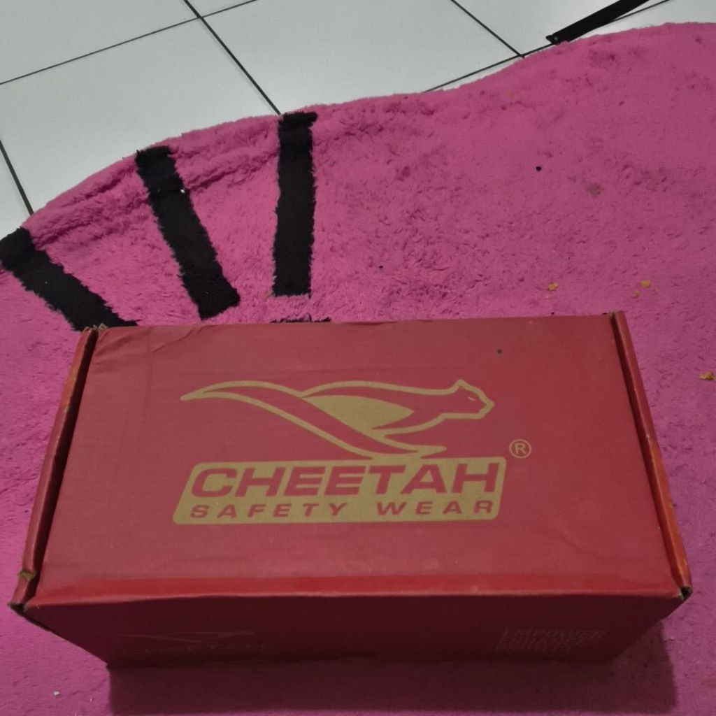 sepatu safety Cheetah safety wear ukuran 41 (no.7)