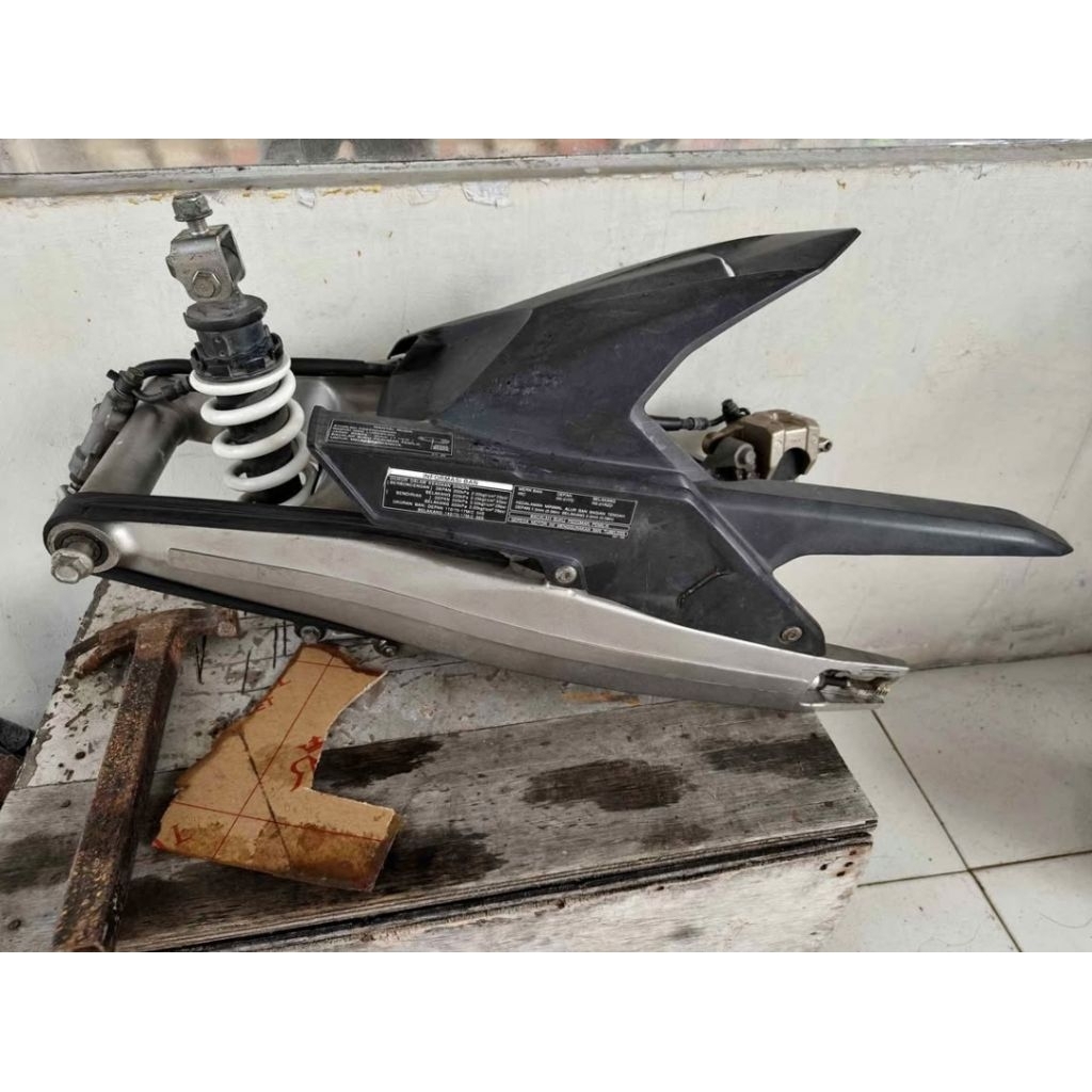 ARM Set Mono Shok Dan Rem Belakang CBR250RR K64 Original Copotan kondisi Sangat bagus