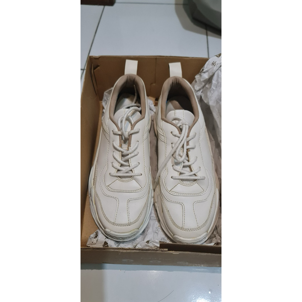 Preloved Sneakers Khakikakiku