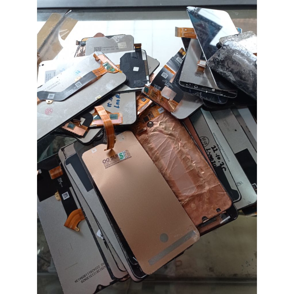 Lcd bekas hp 1kg..bahan untuk d lebur jd Emas..tidak bisa digunakan untuk hp lg(pecah)