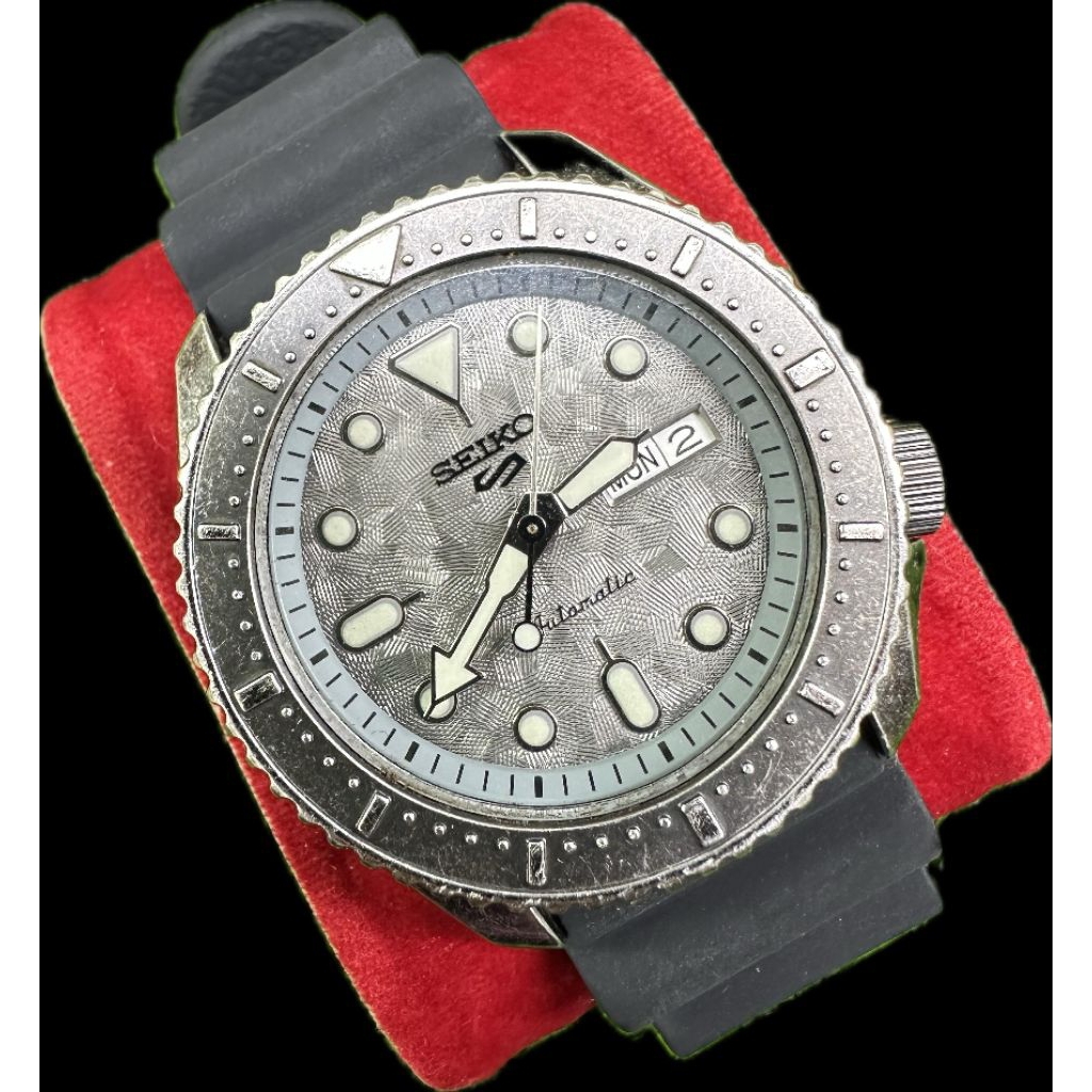 Seiko 5 sports Grey Dial Original