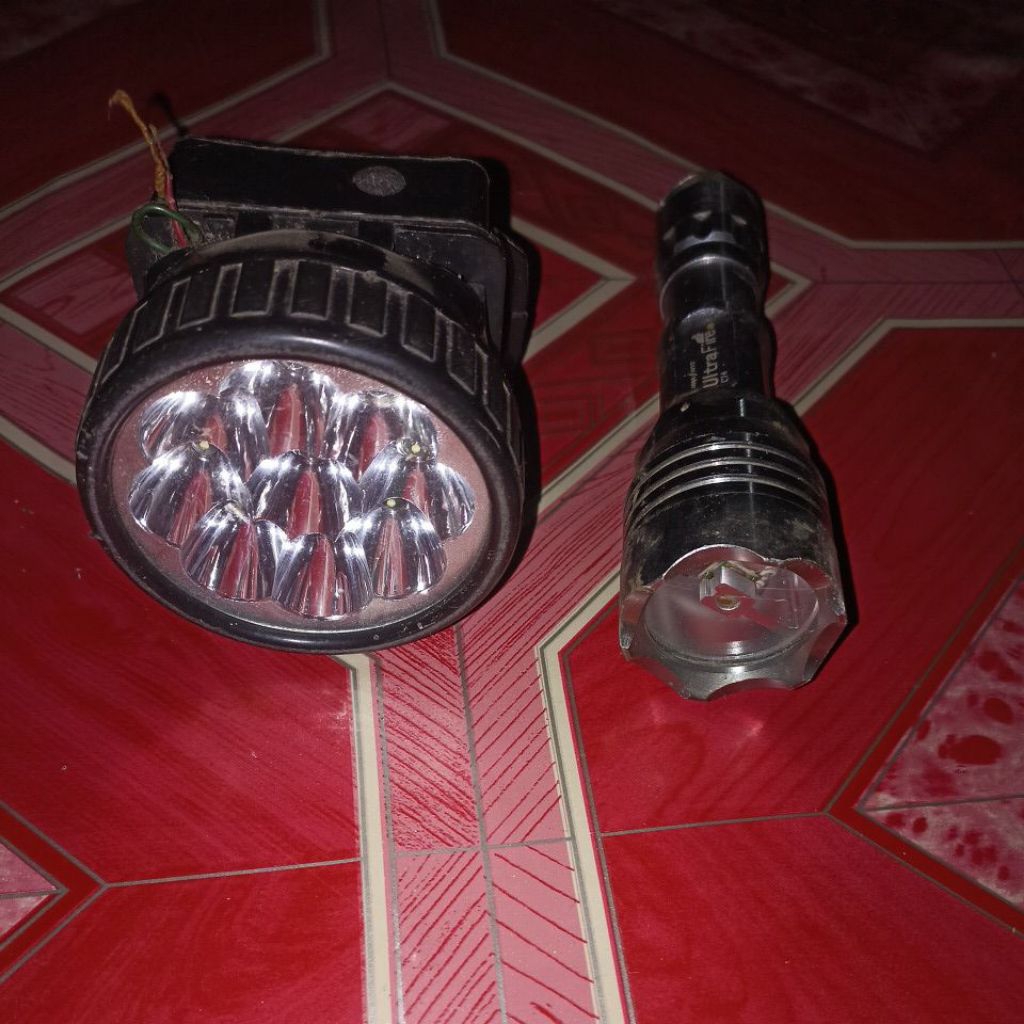 Dua unit senter LED jadul bahan mati rusak