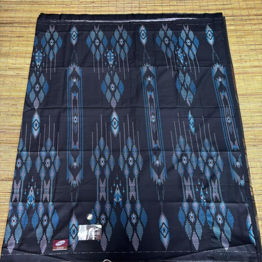 Sarung ATLAS IDAMAN 555 – Kembang Silver | Elegan, Berkelas & Nyaman Dipakai