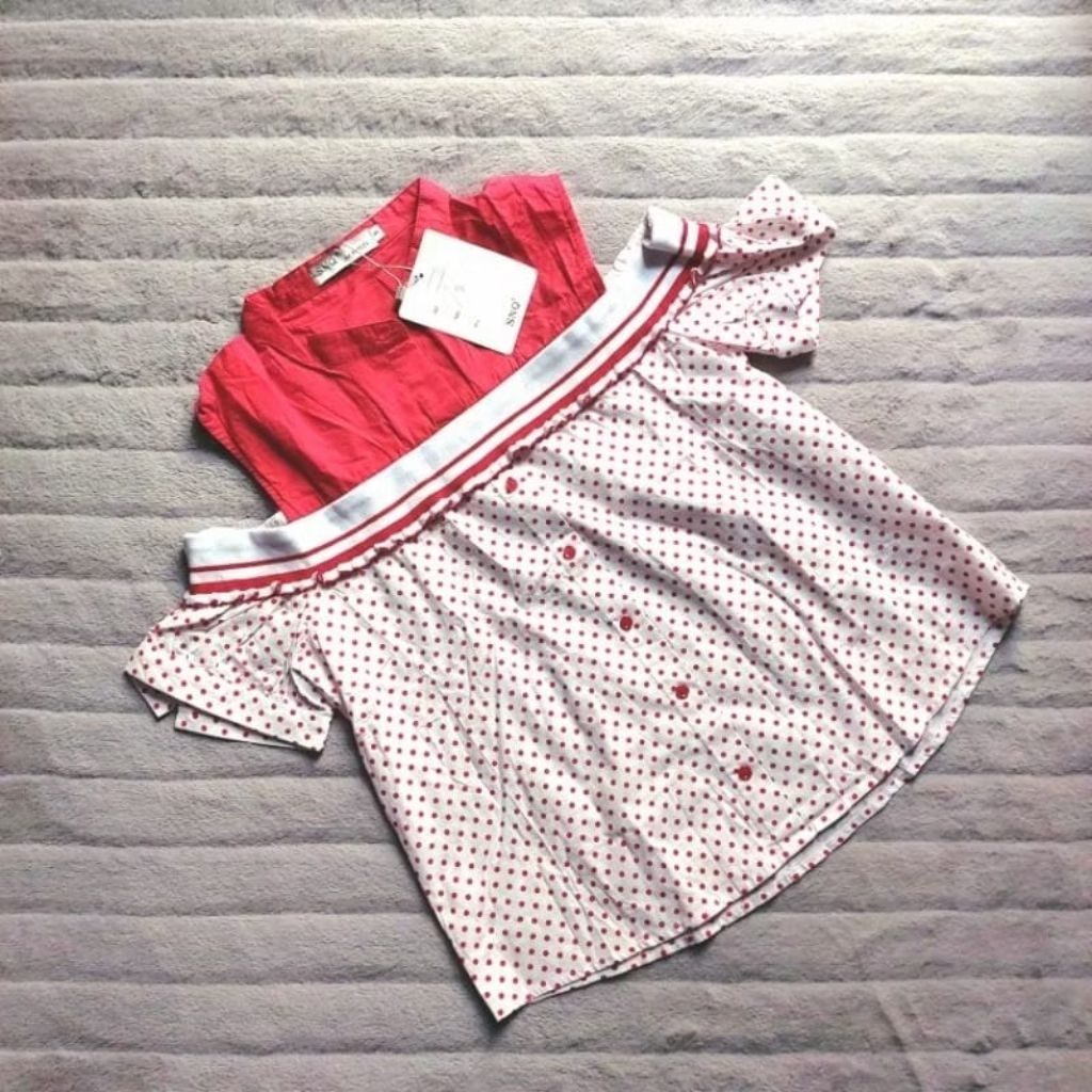 Blouse Wanita Cold Shoulder SNQ by Mucci Warna Putih Merah Motif Polkadot