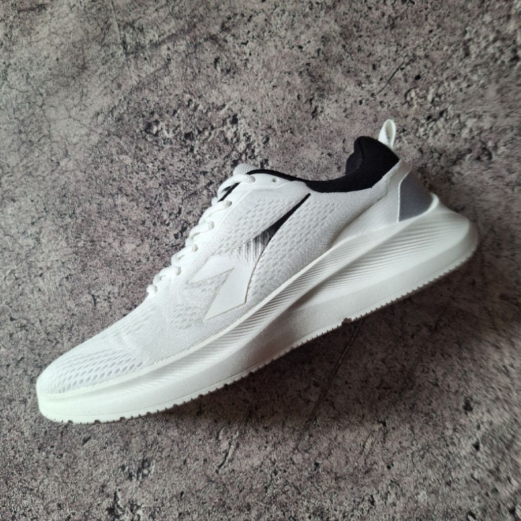diadora gunda running shoes white