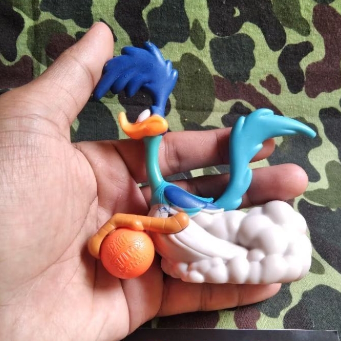 figure jadul road runnner figure basket film kartun pemain basket mcd mc Donald space jam 2021 maina