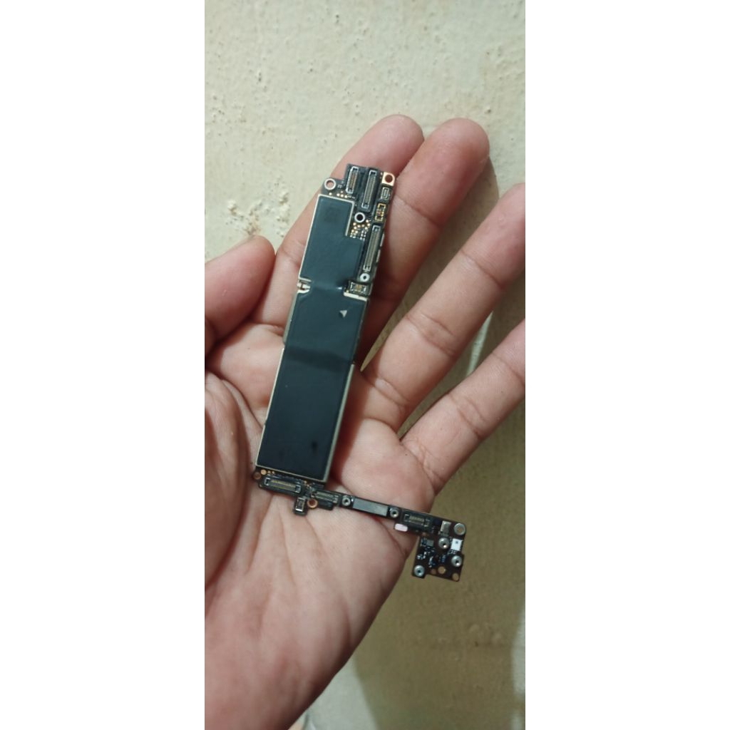 mesin iPhone 8 matot