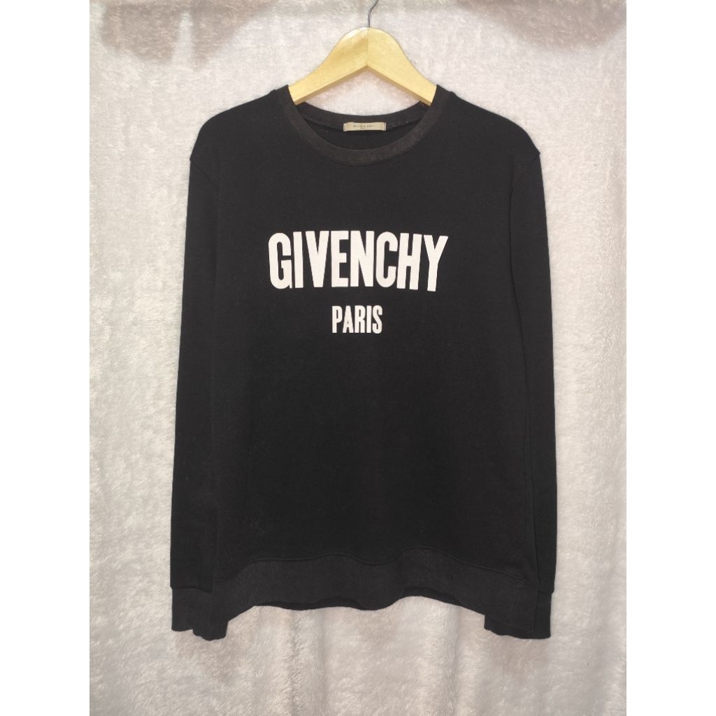 Crewneck Sweatshirt Givenchy Paris Berwarna Hitam dengan Logo putih yang ikonik