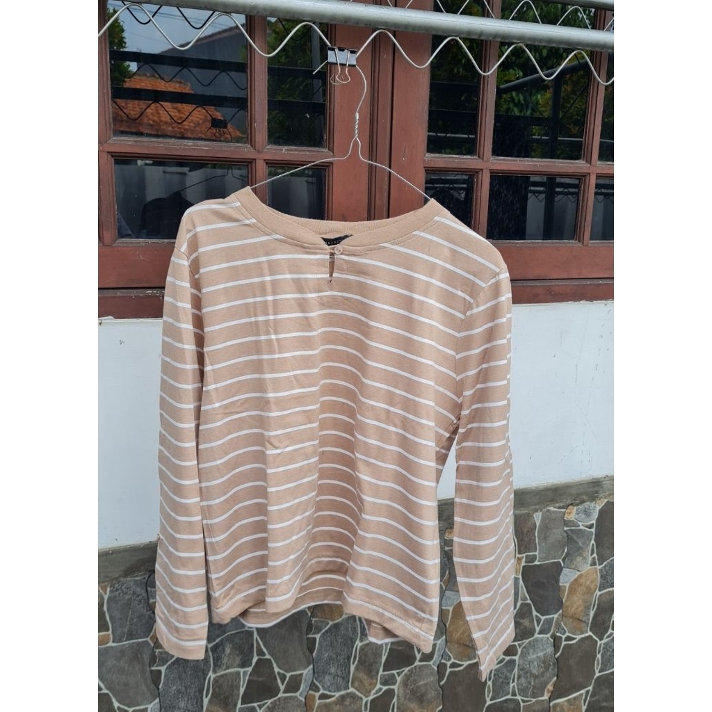 [preloved] C0NNEXI0N kaos lengan panjang crop wanita salur belang belang
