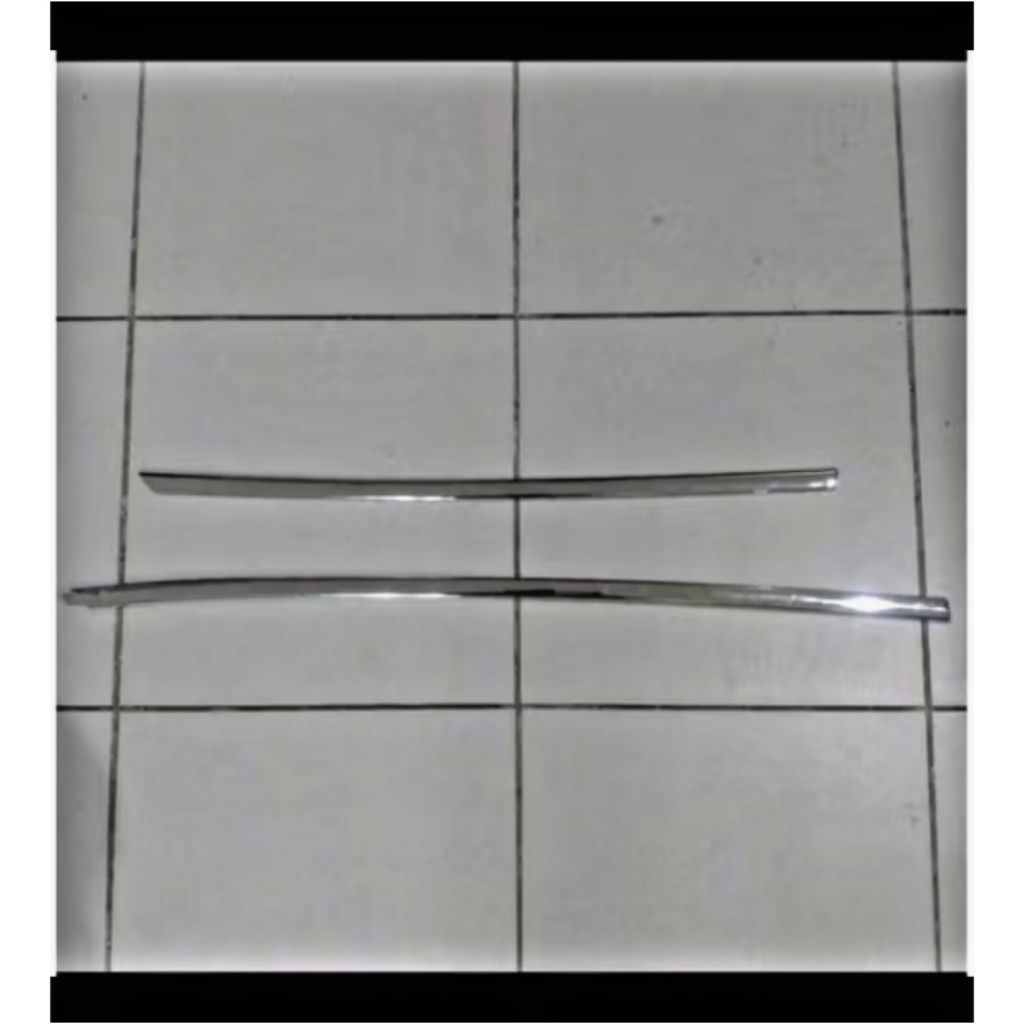 Lis List Kaca Pintu Belakang Chrome Mobil Agya Ayla 2012-2021