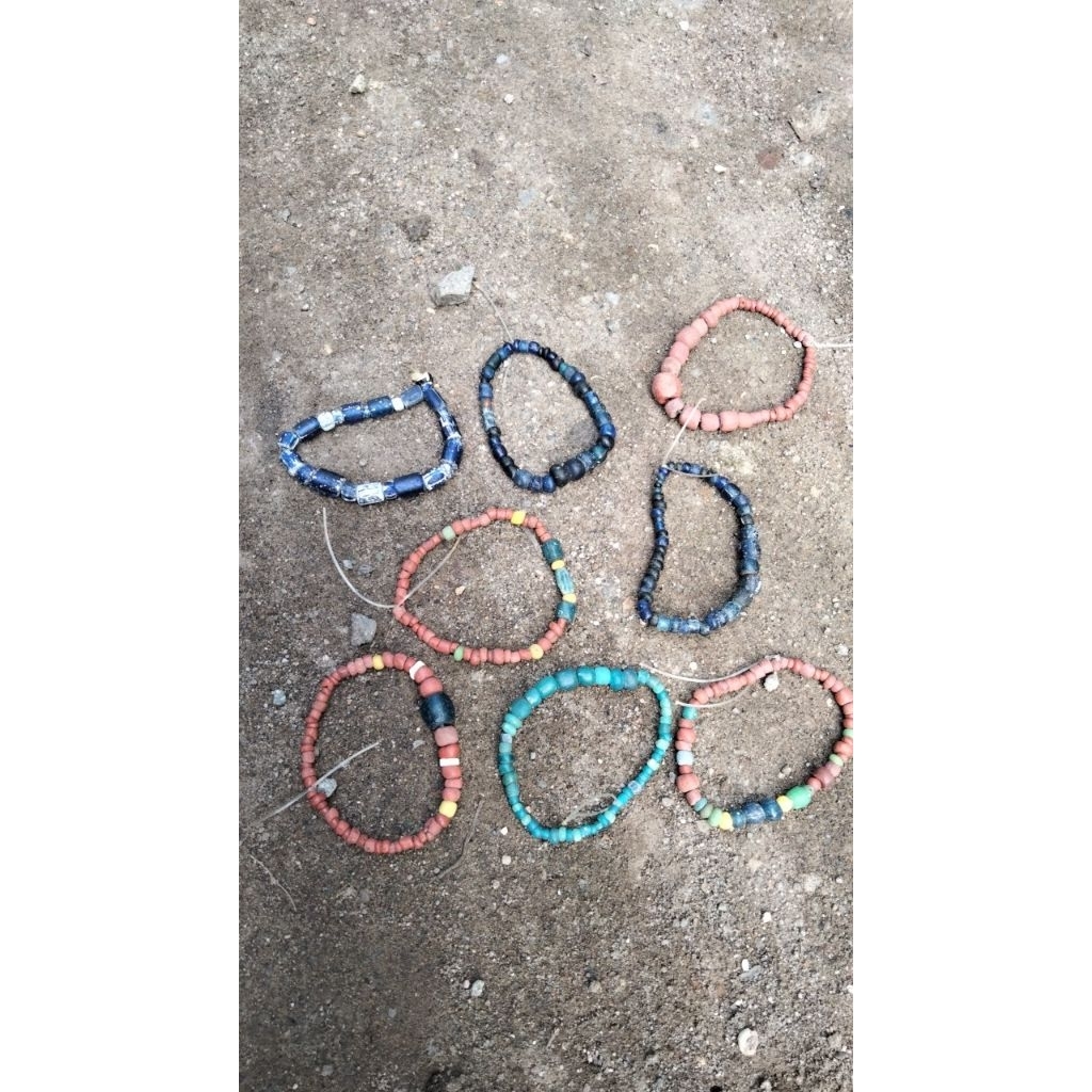 benda kuno antik manik kuno temuan