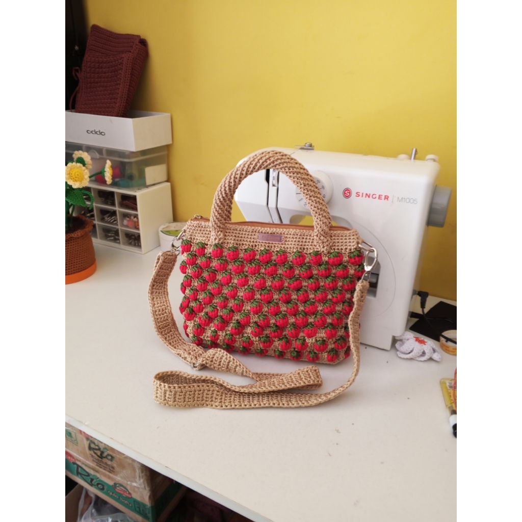 tas rajut motif strawberry handmade