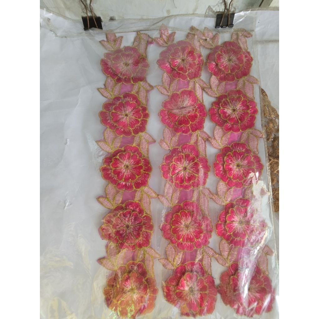 Aplikasi Bordir Bunga Baju