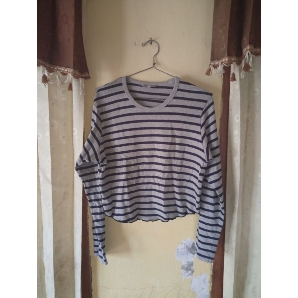Atasan rajut crop salur uniqlo